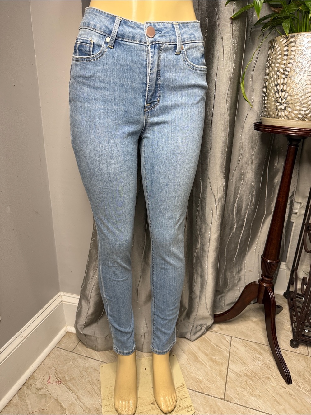 Seven7  Women’s Sz 6 Light Blue Skinny Jeans Super  Stretch  NWT